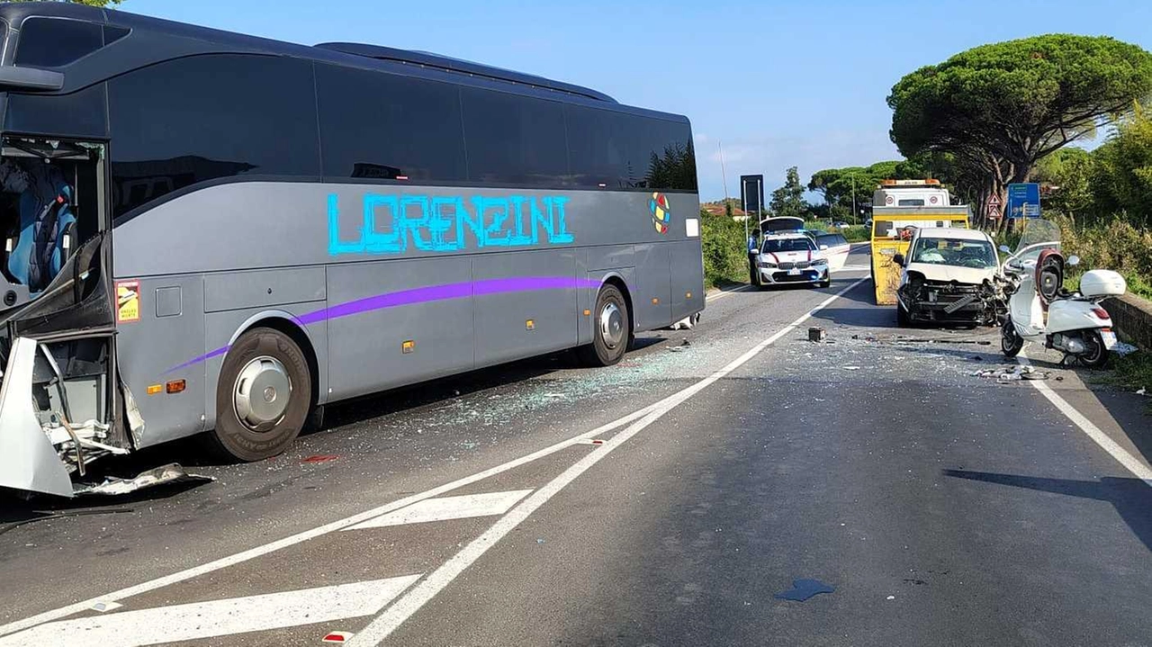 L’incidente ieri mattina a Madonna dell’Acqua alla rotatoria della nuova Conad L’incidente ieri mattina a Madonna dell’Acqua alla rotatoria della nuova Conad