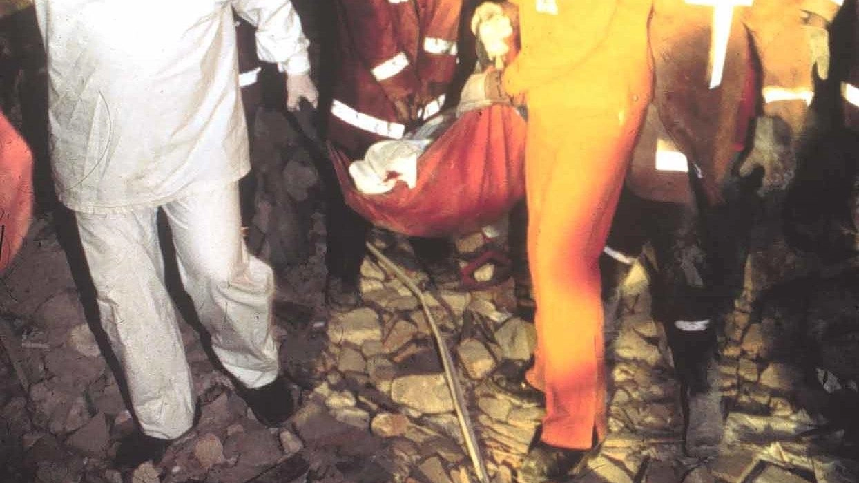 I soccorsi dopo l’esplosione dell’autobomba parcheggiata sotto la torre dei Pulci; a sinistra, la cerimonia di commemorazione la notte scorsa I soccorsi dopo l’esplosione dell’autobomba parcheggiata sotto la torre dei Pulci; a sinistra, la cerimonia di commemorazione la notte scorsa