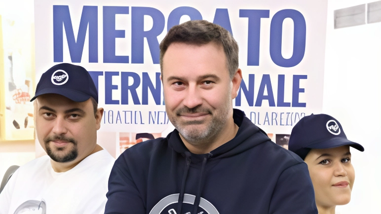 La Francia inaugura il Mercato Internazionale di Arezzo con piatti tipici e prodotti artigianali da tutto il mondo. L'evento, organizzato da Confcommercio e Fiva, offre oltre 300 stand gastronomici e artigianali provenienti da 30 Paesi, aperti da venerdì a domenica dalle 10 all'una di notte. La Francia inaugura il Mercato Internazionale di Arezzo con piatti tipici e prodotti artigianali da tutto il mondo. L'evento, organizzato da Confcommercio e Fiva, offre oltre 300 stand gastronomici e artigianali provenienti da 30 Paesi, aperti da venerdì a domenica dalle 10 all'una di notte.
