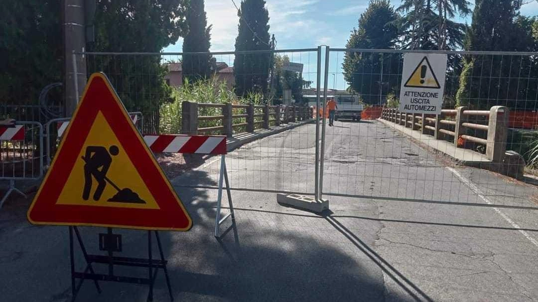 Il ponte di via Falcinello chiuso al transito per lavori Il ponte di via Falcinello chiuso al transito per lavori