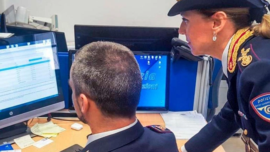 Sul caso della pagina social «Mia moglie», che ha creato tante polemiche, sta indagando anche la polizia postale: la foto è di repertorio Sul caso della pagina social «Mia moglie», che ha creato tante polemiche, sta indagando anche la polizia postale: la foto è di repertorio