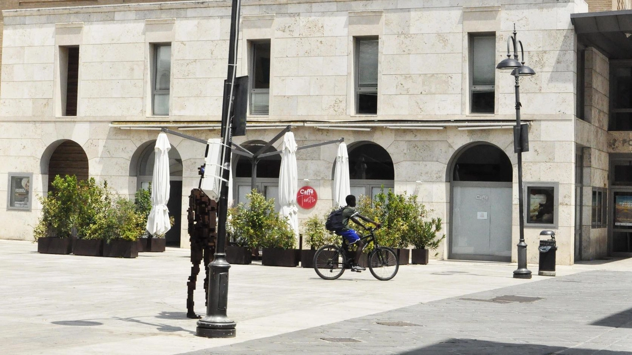 Per il bar del teatro Politeama a Poggibonsi. comincia una nuova gestione con il marchio Buralli, realtà alquanto conosciuta nel comparto delle pasticcerie Per il bar del teatro Politeama a Poggibonsi. comincia una nuova gestione con il marchio Buralli, realtà alquanto conosciuta nel comparto delle pasticcerie