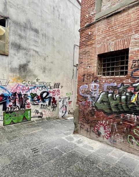 Vicolo della Dogana. Il Comune intima di togliere le scritte