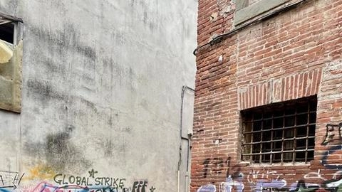 Le scritte in Vicolo della Dogana Le scritte in Vicolo della Dogana