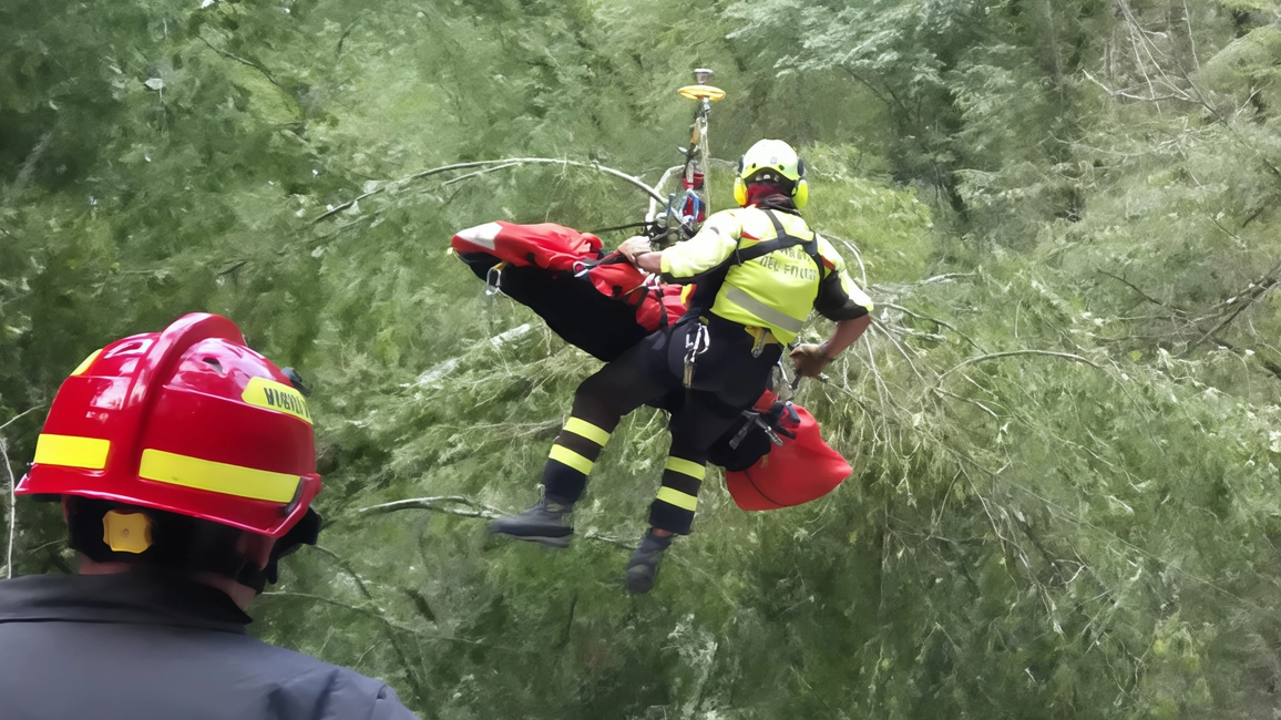 Scivola in un dirupo e si procura la frattura di una gamba. Il torrente Afra, che dal versante di montagna...