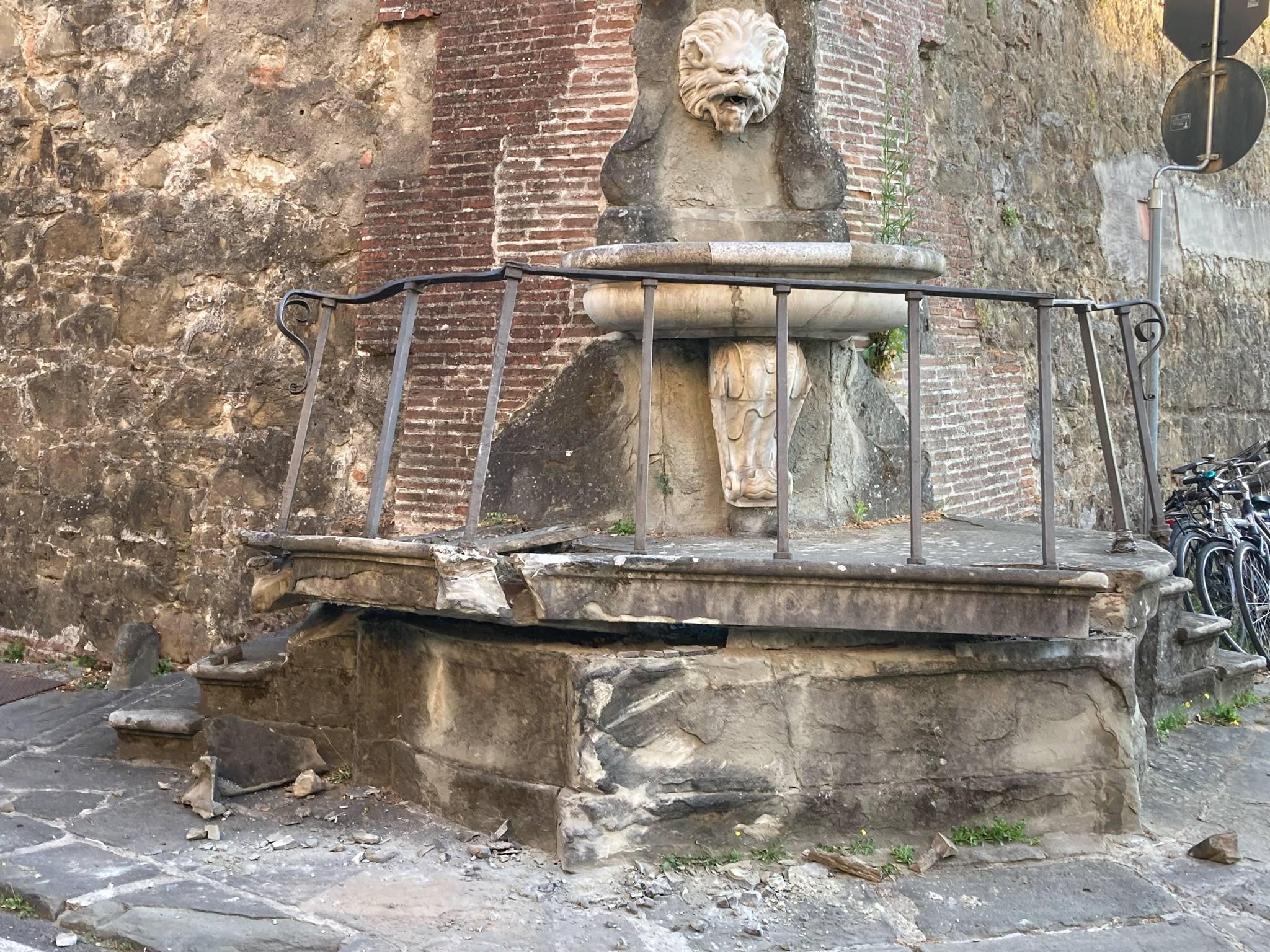 tir danneggia la fontana del mascherone simbolo di poggio a caiano