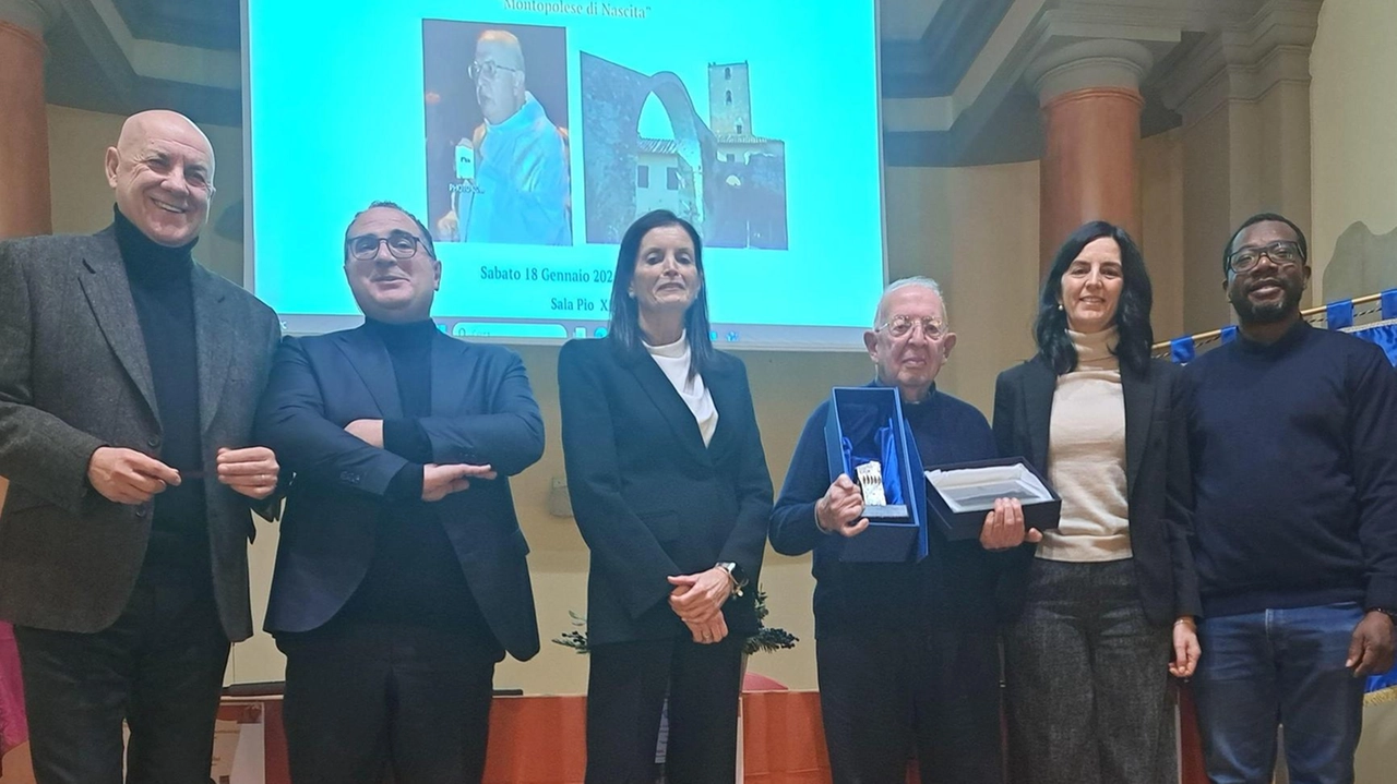 Nella suggestiva cornice della Sala Pio XII si è tenuta la cerimonia di consegna del prestigioso premio "Montopoli per Sempre",... Nella suggestiva cornice della Sala Pio XII si è tenuta la cerimonia di consegna del prestigioso premio "Montopoli per Sempre",...