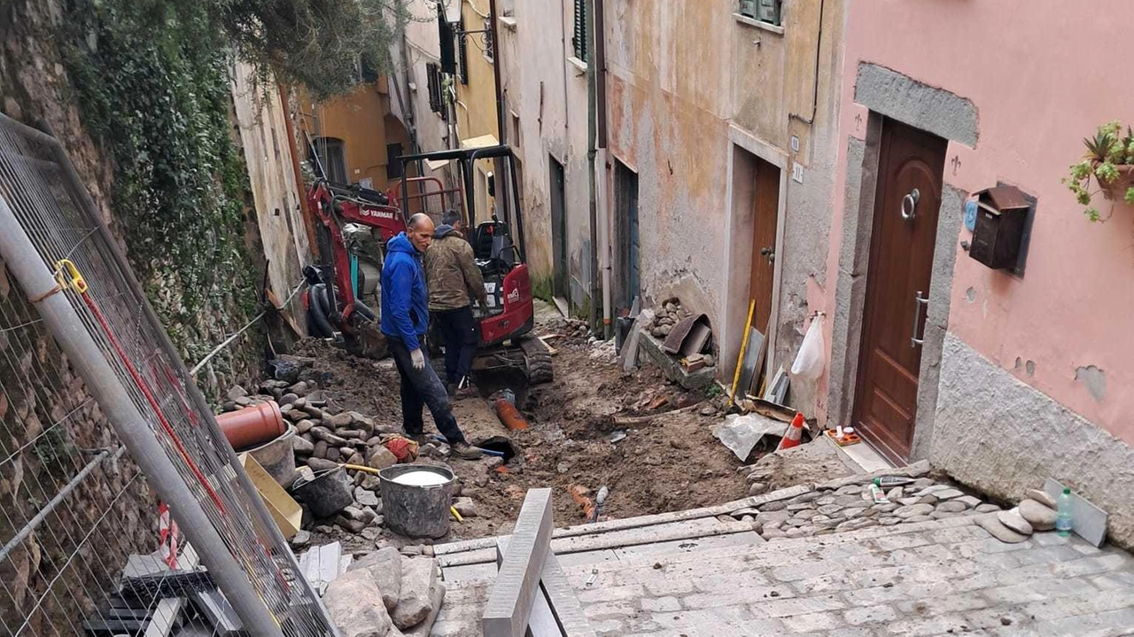 Il restauro della pavimentazione di via Federico Giannetti ad Albiano Magra Il restauro della pavimentazione di via Federico Giannetti ad Albiano Magra