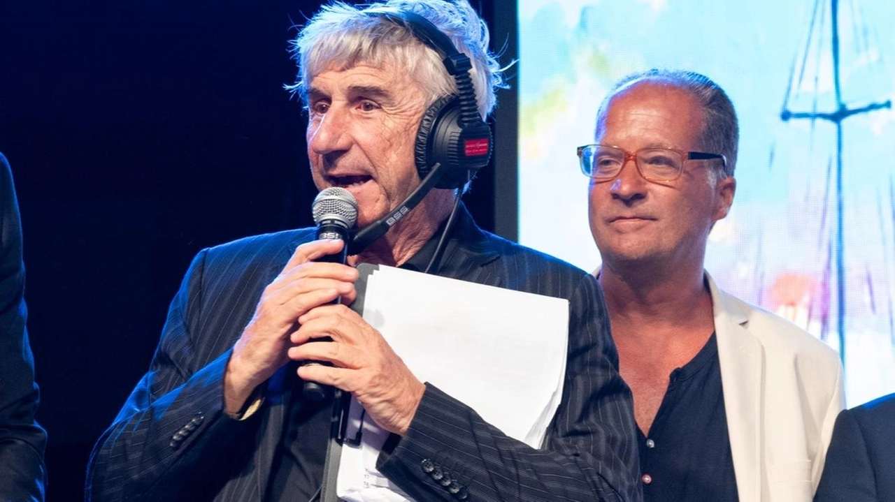 Stefano Bini, direttore artistico del contest, sul palco di «Notti di talento» (. foto Del Punta per Valtriani Stefano Bini, direttore artistico del contest, sul palco di «Notti di talento» (. foto Del Punta per Valtriani