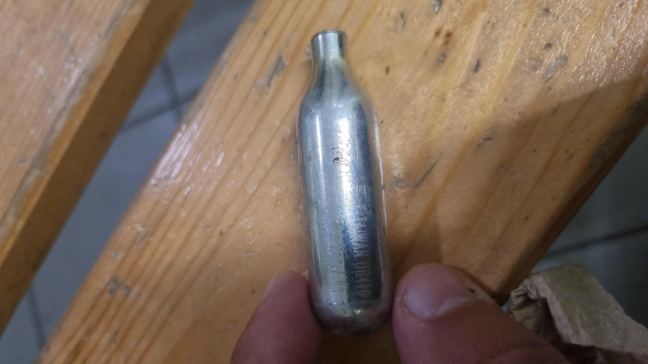 La micro bomboletta contenente Co2 ritrovata all’interno della scarpa da lavoro del sindacalista negli spogliatoi aziendali La micro bomboletta contenente Co2 ritrovata all’interno della scarpa da lavoro del sindacalista negli spogliatoi aziendali