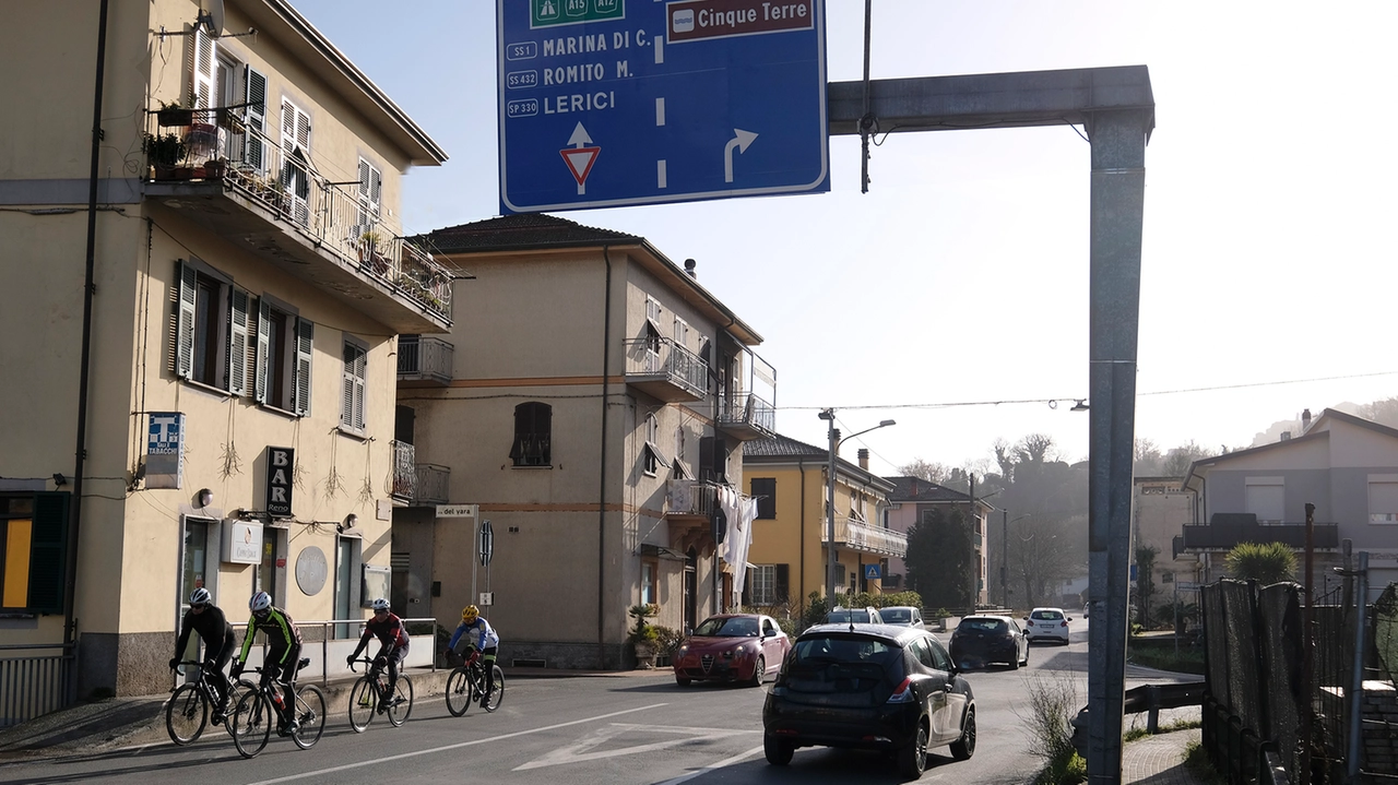 La nuova rotatoria di Bottagna renderà agevole e sicuro uno degli incroci considerati più pericolosi della provincia: i lavori sono iniziati ieri e dureranno circa 90 giorni, l’obiettivo è aprire per le festività di Pasqua (foto Pasquali) La nuova rotatoria di Bottagna renderà agevole e sicuro uno degli incroci considerati più pericolosi della provincia: i lavori sono iniziati ieri e dureranno circa 90 giorni, l’obiettivo è aprire per le festività di Pasqua (foto Pasquali)