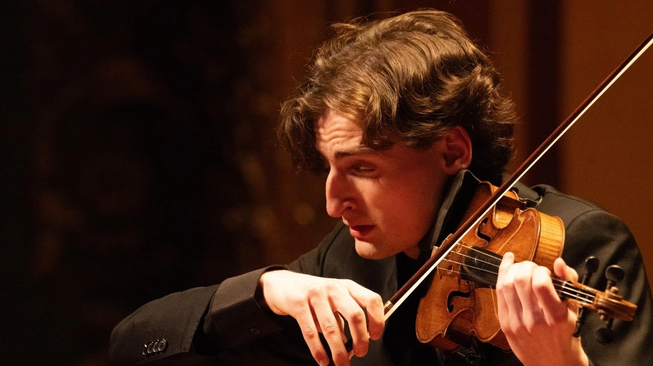 Il talentuoso violinista Joshua Brown chiude. la 24ª edizione del Festival Paganiniano di Carro Il talentuoso violinista Joshua Brown chiude. la 24ª edizione del Festival Paganiniano di Carro