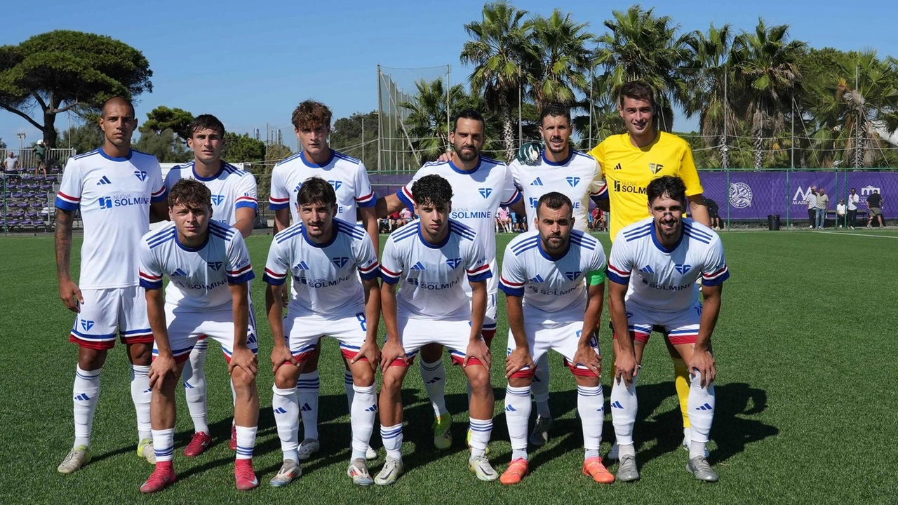 La squadra al completo prima dell’inizio della partita La squadra al completo prima dell’inizio della partita