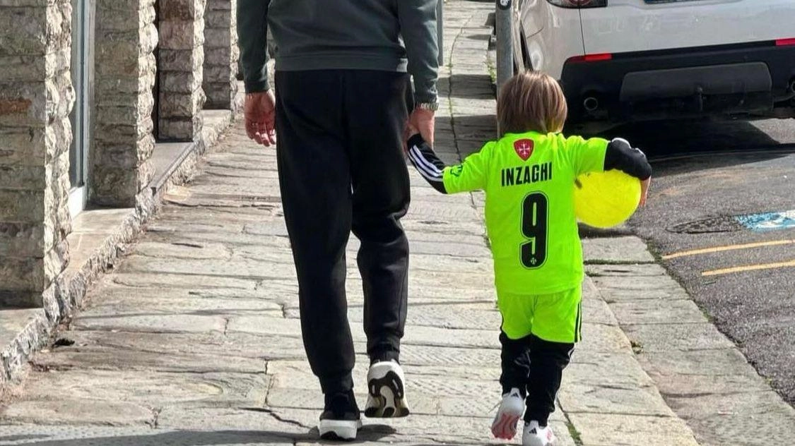 La foto è tratta dal profilo Instagram dell’allenatore Inzaghi: il tecnico si trova sul lungarno con suo figlio