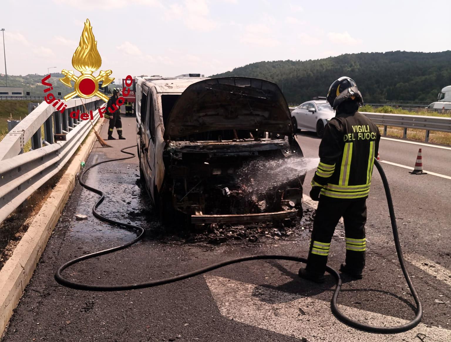 Incendio in A1, paura per un furgone che prende fuoco mentre è in marcia Incendio in A1, paura per un furgone che prende fuoco mentre è in marcia