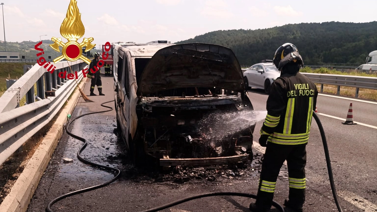 Un momento dello spegnimento del furgone in A1: è andato completamente distrutto