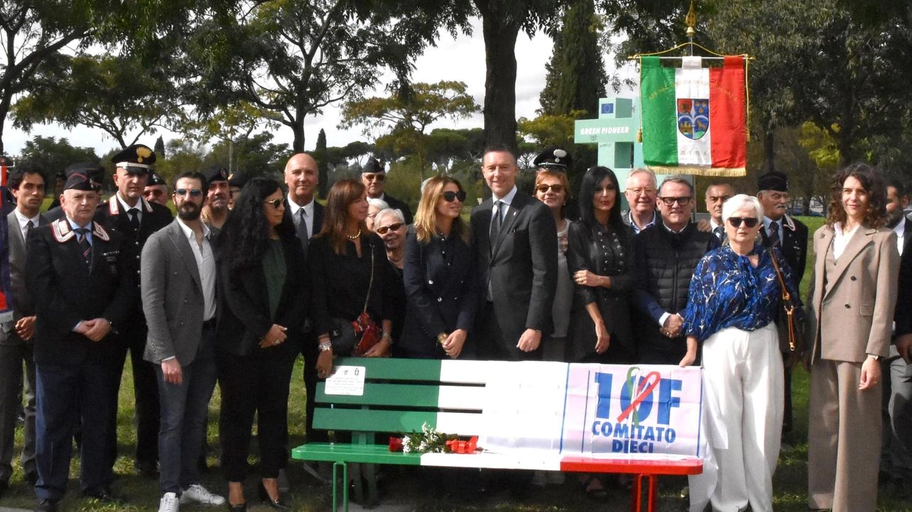 Cerimonia ieri in via Giotto organizzata dal "Comitato 10 febbraio" Cerimonia ieri in via Giotto organizzata dal "Comitato 10 febbraio"