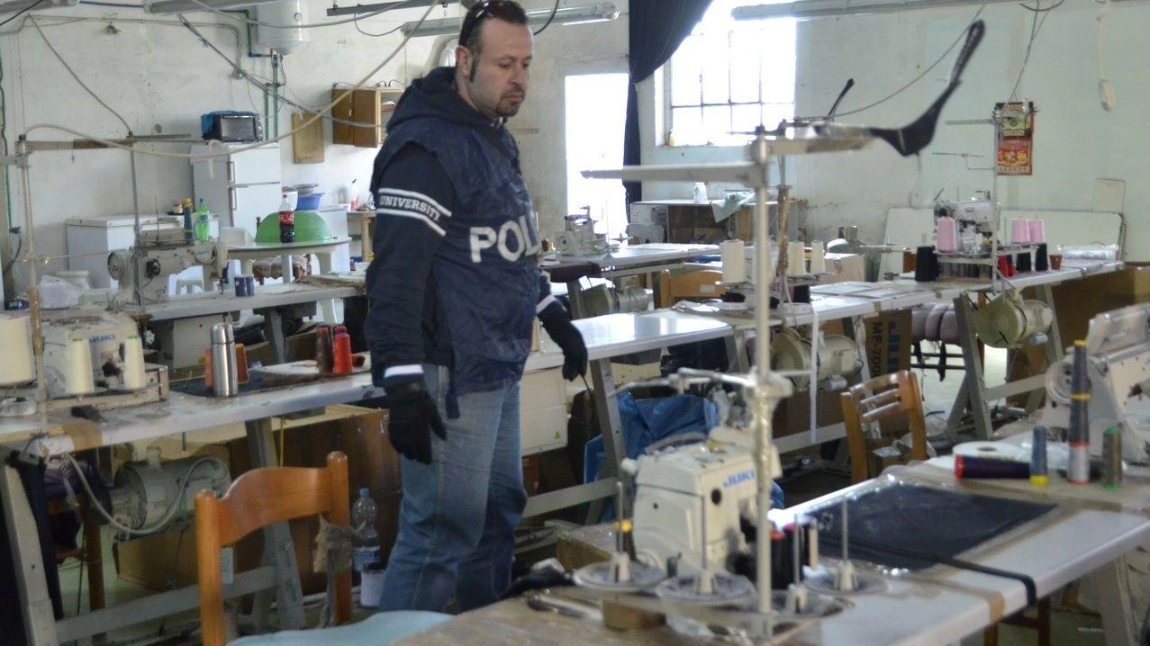 Un controllo interforze. all’interno di un. capannone a gestione orientale. Negli anni sono stati tantissimi i sequestri Foto Attalmi Un controllo interforze. all’interno di un. capannone a gestione orientale. Negli anni sono stati tantissimi i sequestri Foto Attalmi