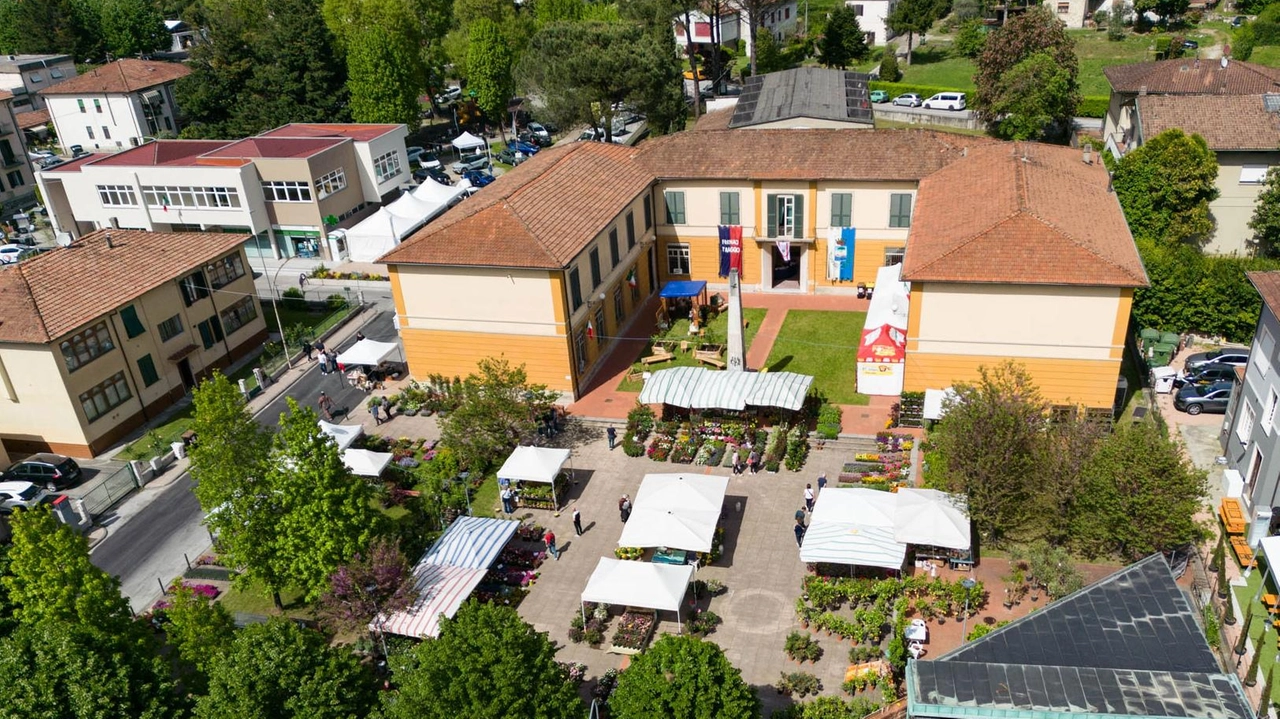 Una veduta dall’alto della fiera del Primo Maggio che si tiene nel paese di Fornaci di Barga
