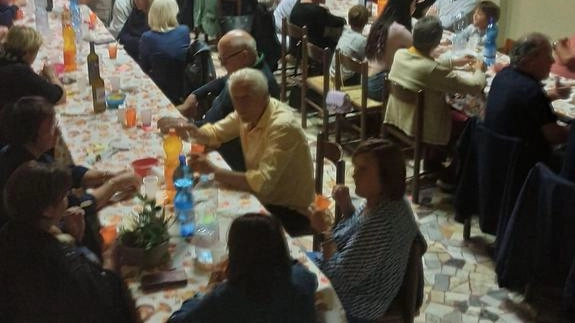 Il gruppo di commensali che ha partecipato alla cena di beneficenza per recuperare l’organo della chiesa di Montebello Il gruppo di commensali che ha partecipato alla cena di beneficenza per recuperare l’organo della chiesa di Montebello