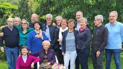 Foto di gruppo dopo mezzo secolo dalla maturità per gli ex studenti della VD del ’Bandini’ insieme alla professoressa Minnie Fabio Foto di gruppo dopo mezzo secolo dalla maturità per gli ex studenti della VD del ’Bandini’ insieme alla professoressa Minnie Fabio