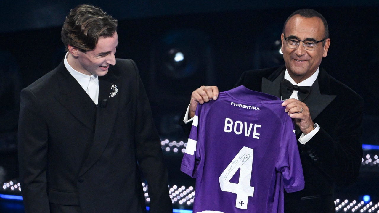 Edoardo Bove sul palco dell'Ariston regala la sua maglia della Fiorentina a Carlo Conti (Foto Ansa) Edoardo Bove sul palco dell'Ariston regala la sua maglia della Fiorentina a Carlo Conti (Foto Ansa)