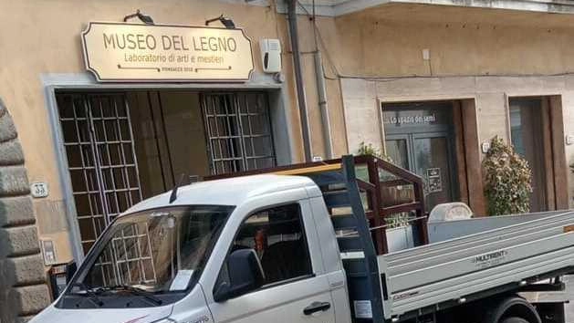 Il trasloco del museo del legno che fino a qualche settimana fa insisteva nel centro del Corso di Ponsacco Il trasloco del museo del legno che fino a qualche settimana fa insisteva nel centro del Corso di Ponsacco
