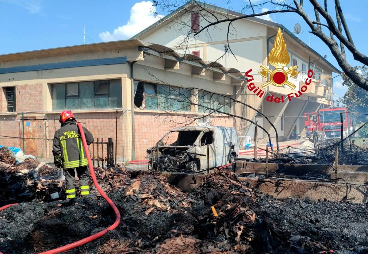 Domenica da dimenticare. A fuoco ettari di verde. Minacciate due aziende Domenica da dimenticare. A fuoco ettari di verde. Minacciate due aziende
