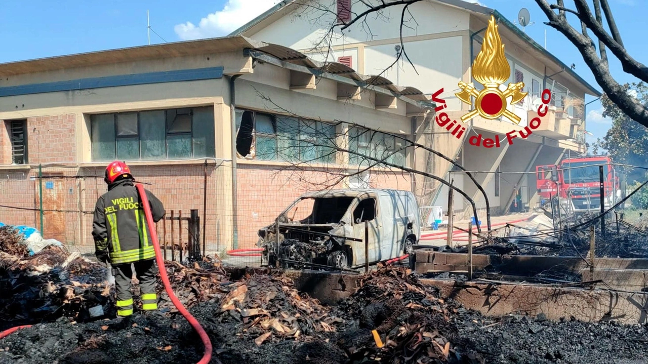 Lo spaventoso incendio nella zona industriale di Stabbia