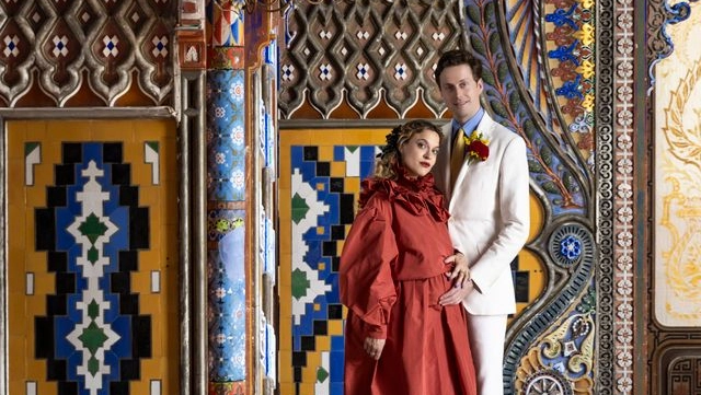 Ginevra Moretti e il marito Maximilian Fane nel castello (foto Alessandro Moggi)