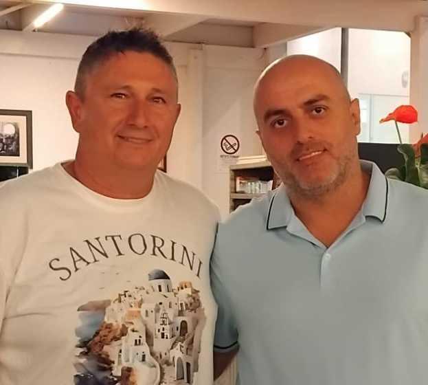 https://www.lanazione.it/image-service/view/acePublic/alias/contentid/YThkYTNhZjItYTg5ZS00/0/aria-di-santorini-sotto-la-ruota-panoramica.jpeg?f=1.90:1&w=1200