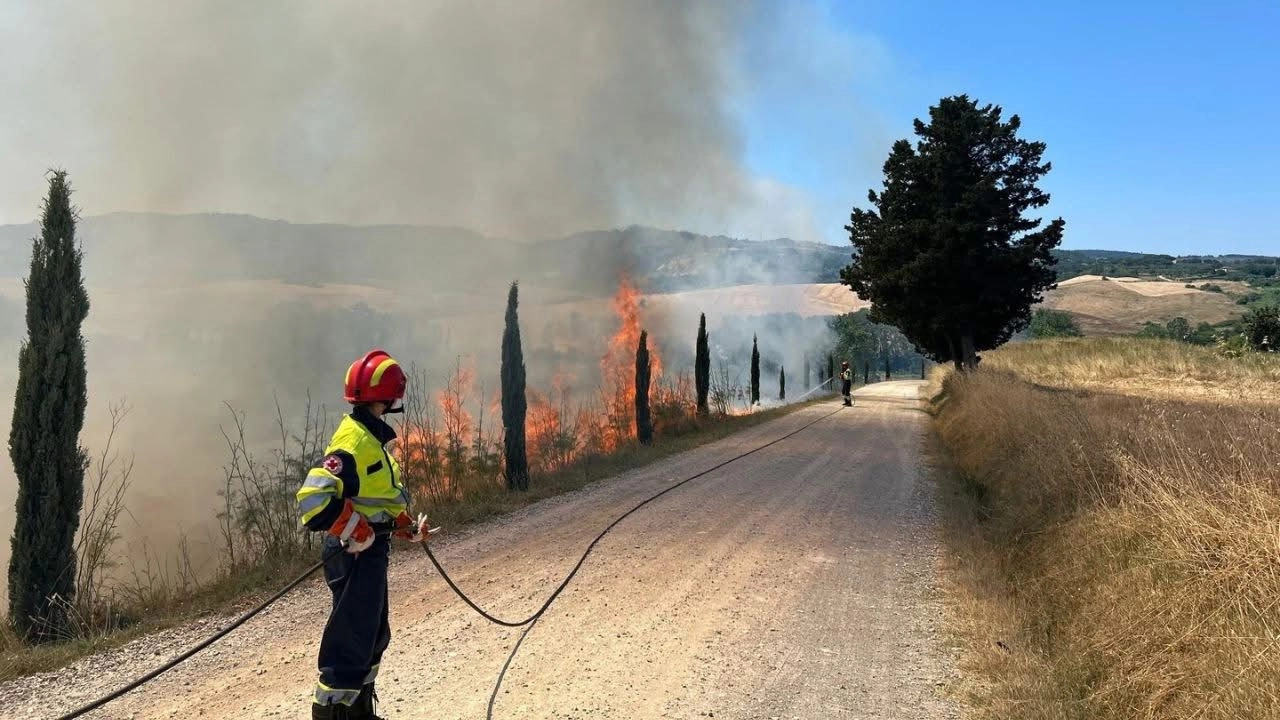 L'incendio a Morrona: sono intervenute squadre di volontari e di vigili del fuoco L'incendio a Morrona: sono intervenute squadre di volontari e di vigili del fuoco