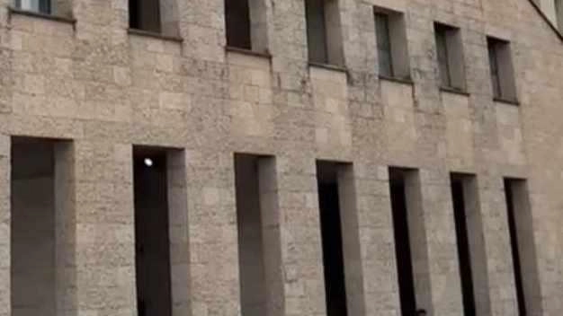 In tre finiscono all’ospedale (due sono ancora lì sotto custodia). Oltre dieci i contendenti ieri mattina: calci, pugni e bottigliate In tre finiscono all’ospedale (due sono ancora lì sotto custodia). Oltre dieci i contendenti ieri mattina: calci, pugni e bottigliate