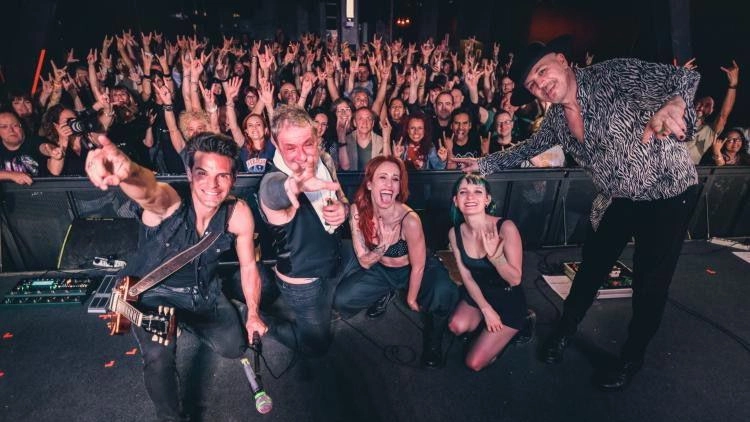 L’esibizione della cantante, apprezzata dj di Virgin Radio, sarà preceduta da Strea e Meri Lu Jacket L’esibizione della cantante, apprezzata dj di Virgin Radio, sarà preceduta da Strea e Meri Lu Jacket