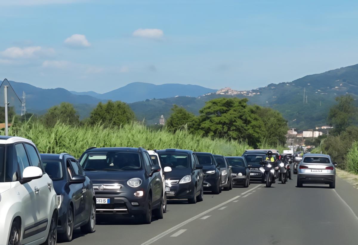 Il Giro blocca tutto. Automobili in colonna per ore Il Giro blocca tutto. Automobili in colonna per ore