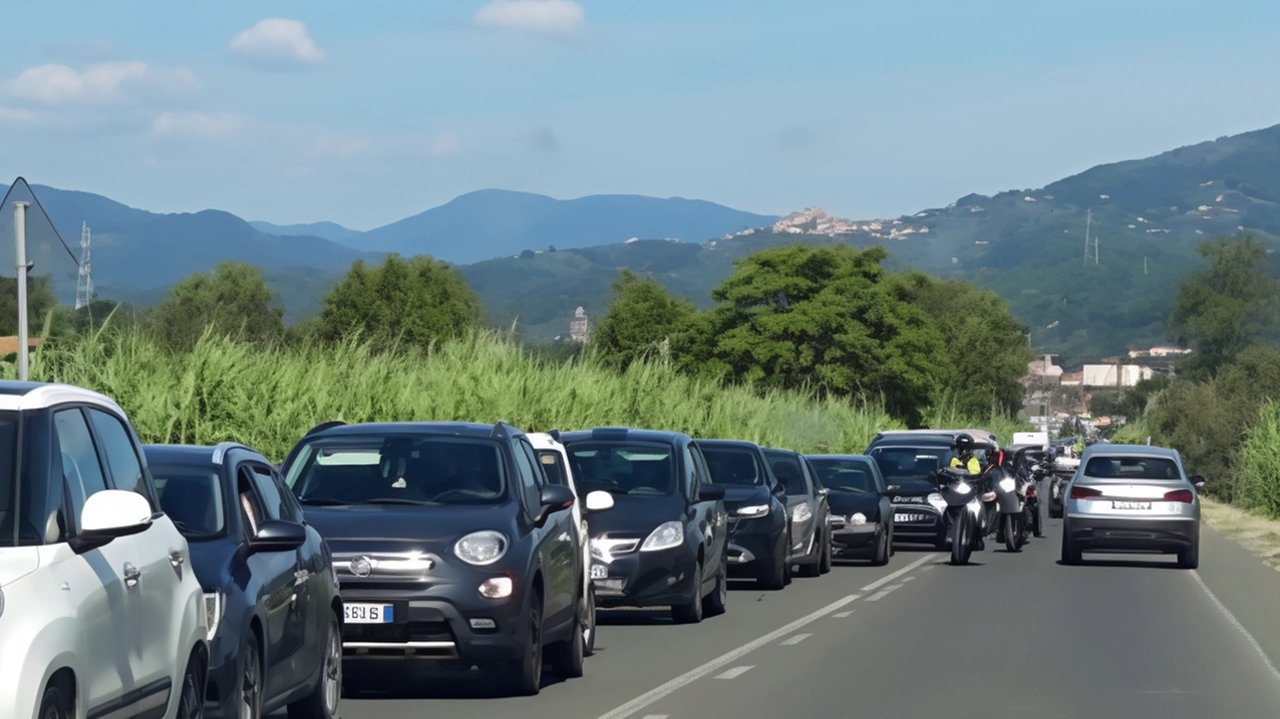 La colonna di automobili ieri mattina nel viale XXV Aprile aspettando l’arrivo del Giro della Lunigiana posto in via Alta La colonna di automobili ieri mattina nel viale XXV Aprile aspettando l’arrivo del Giro della Lunigiana posto in via Alta