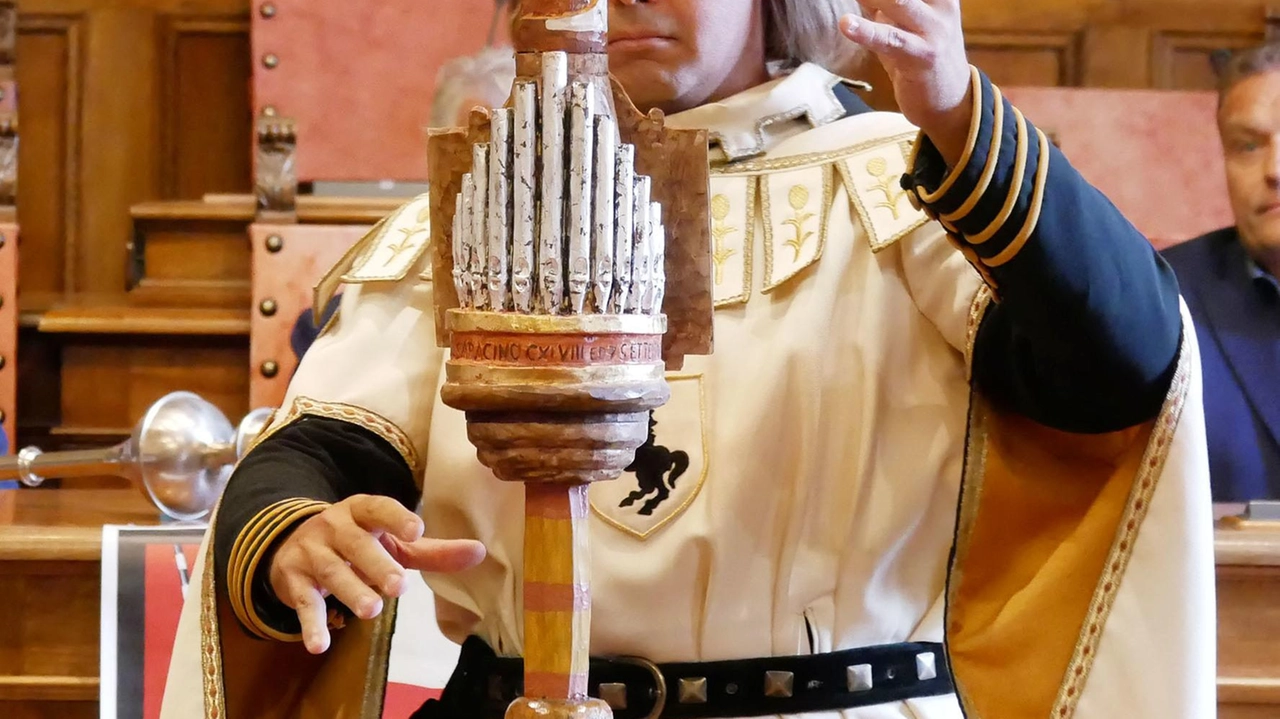 Bozzetto di Francesco Benincasa e intaglio di Francesco Conti. Coro unanime di elogi per il trofeo in palio il 7 settembre. . Bozzetto di Francesco Benincasa e intaglio di Francesco Conti. Coro unanime di elogi per il trofeo in palio il 7 settembre. .