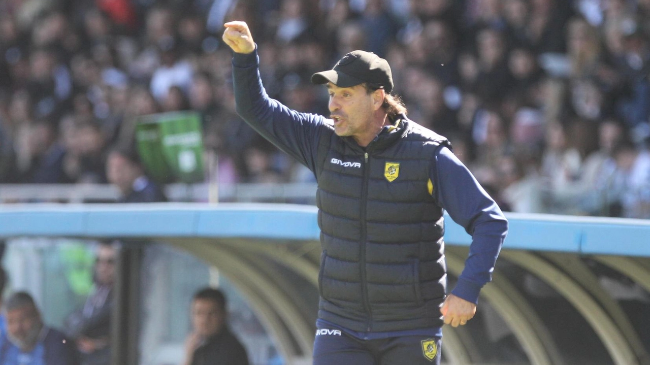 Il mister Guido Pagliuca mentre dàindicazioni a bordo campo (foto d’archivio)