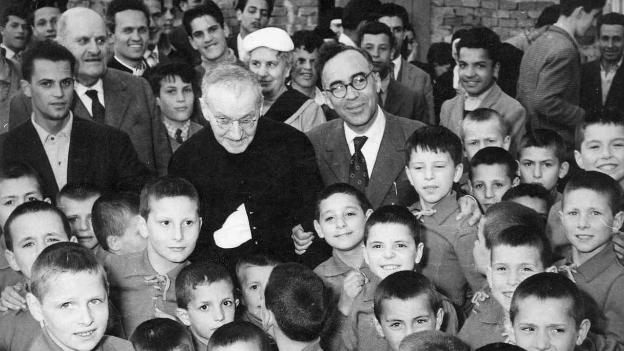 Giorgio La Pira con don Giulio Facibeni alla Madonnina del Grappa negli anni '50: l'allora sindaco e il fondatore dell'Opera sono stati proclamati entrambi Venerabili da papa Francesco Giorgio La Pira con don Giulio Facibeni alla Madonnina del Grappa negli anni '50: l'allora sindaco e il fondatore dell'Opera sono stati proclamati entrambi Venerabili da papa Francesco