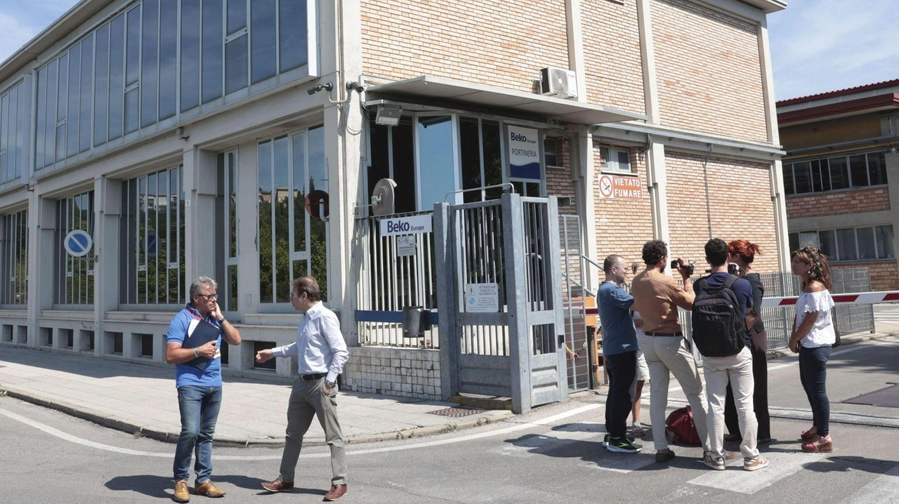 I sindacati nazionali e territoriali davanti allo stabilimento Beko in viale Toselli I sindacati nazionali e territoriali davanti allo stabilimento Beko in viale Toselli