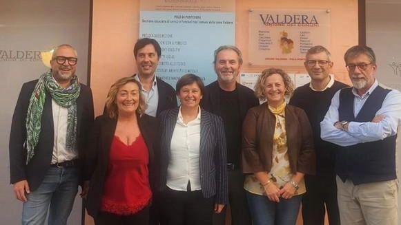 I sindaci dei Comuni dell’Unione Valdera. Da sinistra Franconi, Guerrini, Carmassi, Buti, Tarrini, Cecchini, Alderigi e Mori I sindaci dei Comuni dell’Unione Valdera. Da sinistra Franconi, Guerrini, Carmassi, Buti, Tarrini, Cecchini, Alderigi e Mori