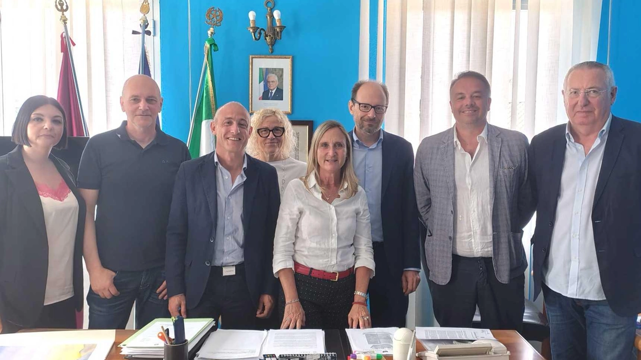 L’incontro fra la delegazione di Massa e Carrara di Fratelli d’Italia con il nuovo questore Bianca Venezia per parlare di sicurezza e ordine pubblico L’incontro fra la delegazione di Massa e Carrara di Fratelli d’Italia con il nuovo questore Bianca Venezia per parlare di sicurezza e ordine pubblico