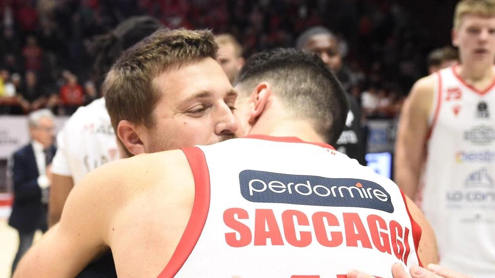 L’abbraccio a fine gara fra Tommaso Della Rosa e Lorenzo Saccaggi L’abbraccio a fine gara fra Tommaso Della Rosa e Lorenzo Saccaggi