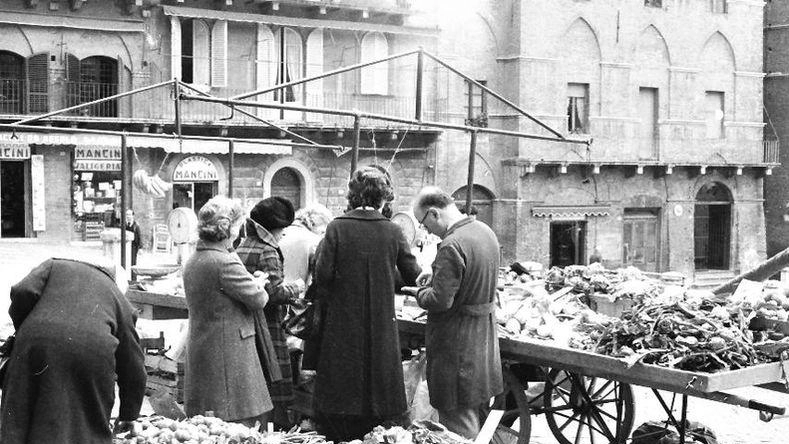 Il mercato in Piazza del Campo nel 1977 nella foto di Augusto Mattioli Il mercato in Piazza del Campo nel 1977 nella foto di Augusto Mattioli