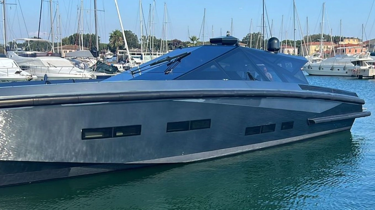 Lo yacht messo sotto sequestro conservativo dalla Capitaneria di Porto su disposizione del Tribunale di Pisa Lo yacht messo sotto sequestro conservativo dalla Capitaneria di Porto su disposizione del Tribunale di Pisa