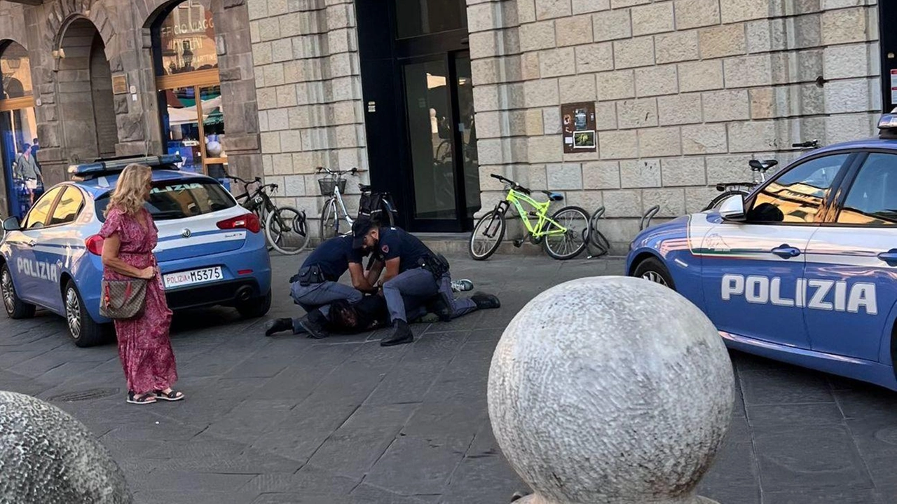 Uno dei tanti movimentati episodi di ordine pubblico in piazza San Michele Uno dei tanti movimentati episodi di ordine pubblico in piazza San Michele