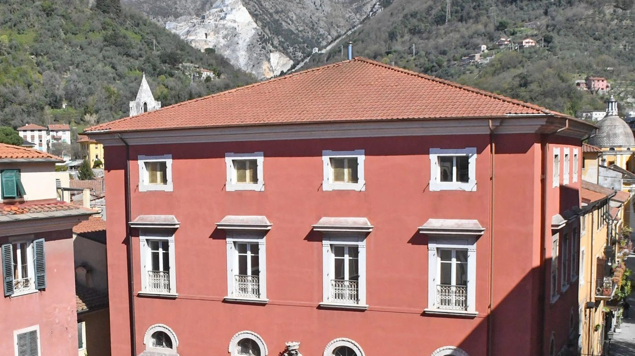 Palazzo Rosso, un tempo sede del Comune poi della biblioteca Palazzo Rosso, un tempo sede del Comune poi della biblioteca