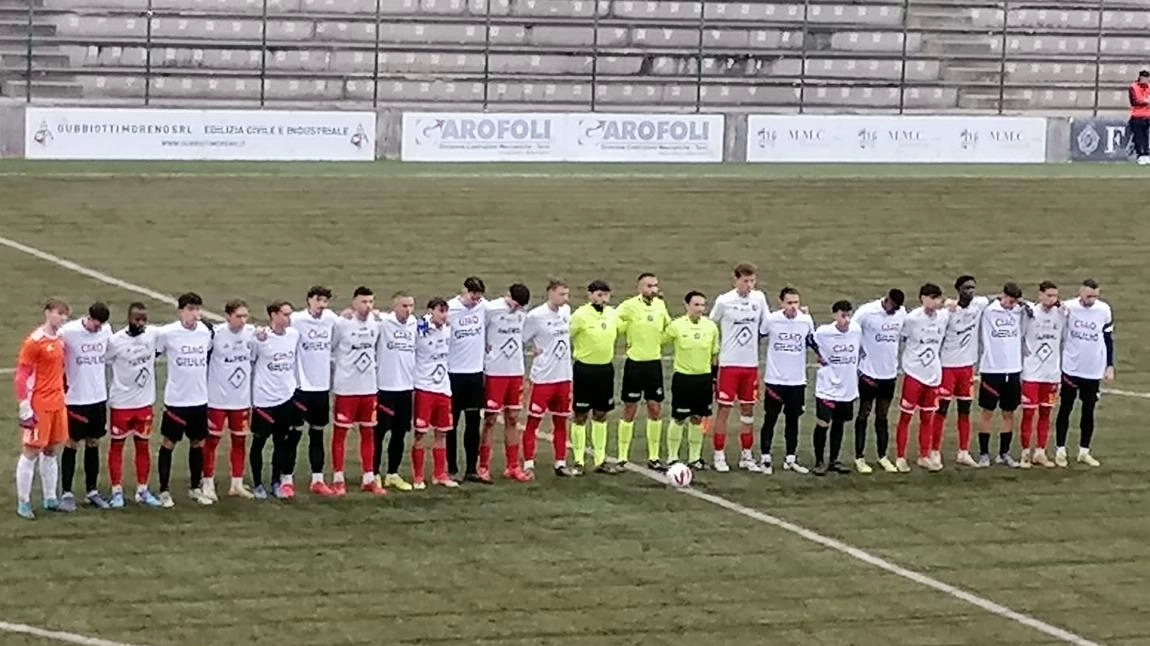 Le squadre nel minuto di silenzio in memoria dell’ex Narnese, Giulio Chiani Le squadre nel minuto di silenzio in memoria dell’ex Narnese, Giulio Chiani