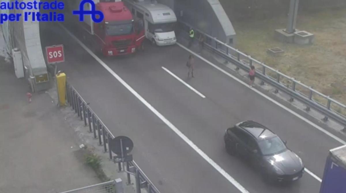 Incidente tra camion in galleria, chiuso tratto dell’Autostrada del Sole