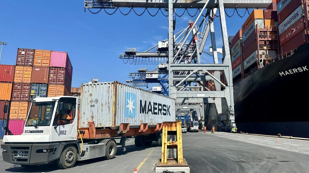La nave Maersk Camden è. approdata al rinnovato Molo Fornelli Est